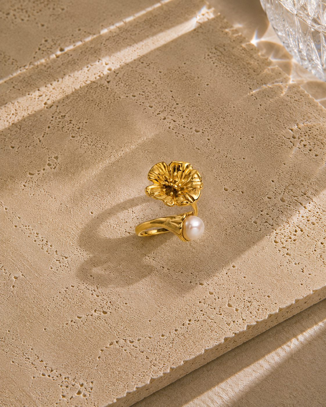 Bague fleur perlée dorée en acier inoxydable – fleur sculptée avec tige et perle blanche nacrée, bague ouverte ajustable – Bijoux Incandescence