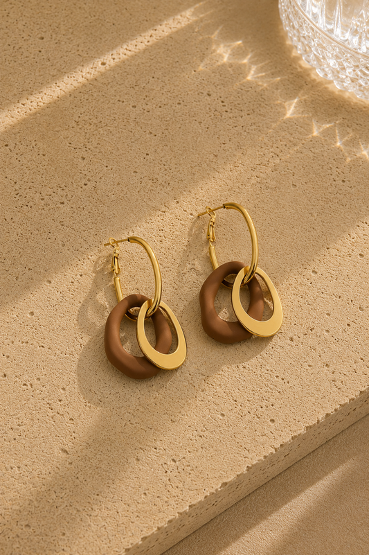 Boucles d'oreilles anneau brun en résine et acier inoxydable doré – créoles double anneau entrelacé style bohème chic – Bijoux Incandescence