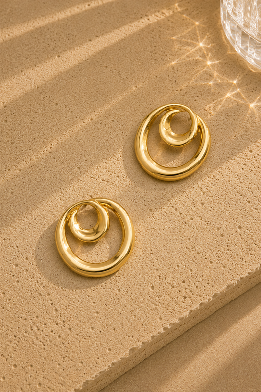Boucles d'oreilles cercles entrelacés dorées – grandes puces double cercle bombé, design géométrique – Bijoux Incandescence