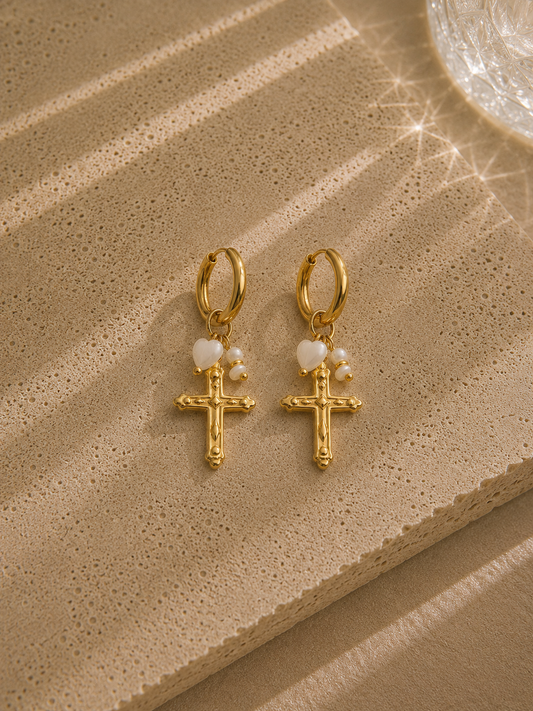 Boucles d'oreilles créole charms croix dorée – petites créoles avec pendentif croix ciselée, cœur nacré et perles blanches – Bijoux Incandescence