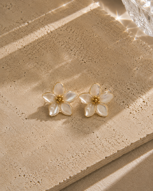 Boucles d'oreilles fleurs nacrées – grandes puces pétales nacre blanche et cœur doré en acier inoxydable, style féminin élégant – Bijoux Incandescence