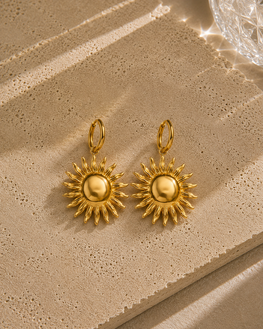 Boucles d'oreilles soleil dorées – créoles avec pendentif soleil sculpté bombé et rayons texturés en acier inoxydable – Bijoux Incandescence