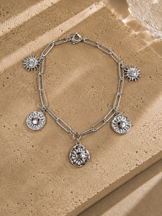 Bracelet charms médailles soleil argenté – double chaîne paperclip et satellite avec 5 médailles soleil variées ciselées et texturées, style vintage solaire – Bijoux Incandescence