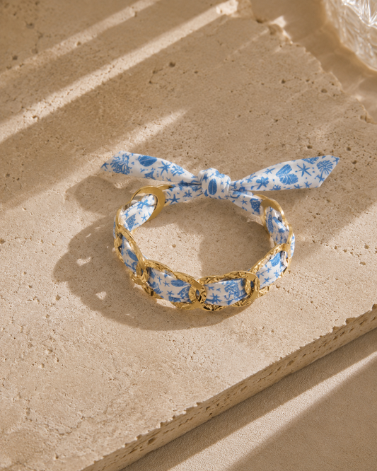 Bracelet jonc doré foulard marin bleu – motifs coquillages et étoiles de mer – Bijoux Incandescence