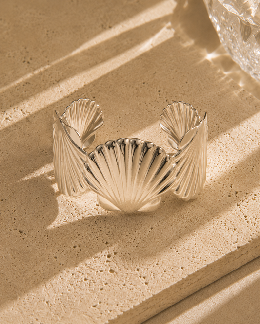 Bracelet jonc manchette coquille Saint-Jacques argentée – 3 coquilles sculptées cannelures profondes, style statement éditorial – Bijoux Incandescence