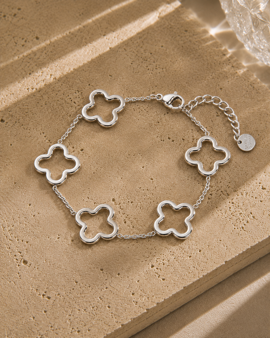 Bracelet trèfles argenté – fine chaîne avec 5 grands trèfles 4 feuilles ajourés, fermoir mousqueton, style porte-bonheur – Bijoux Incandescence