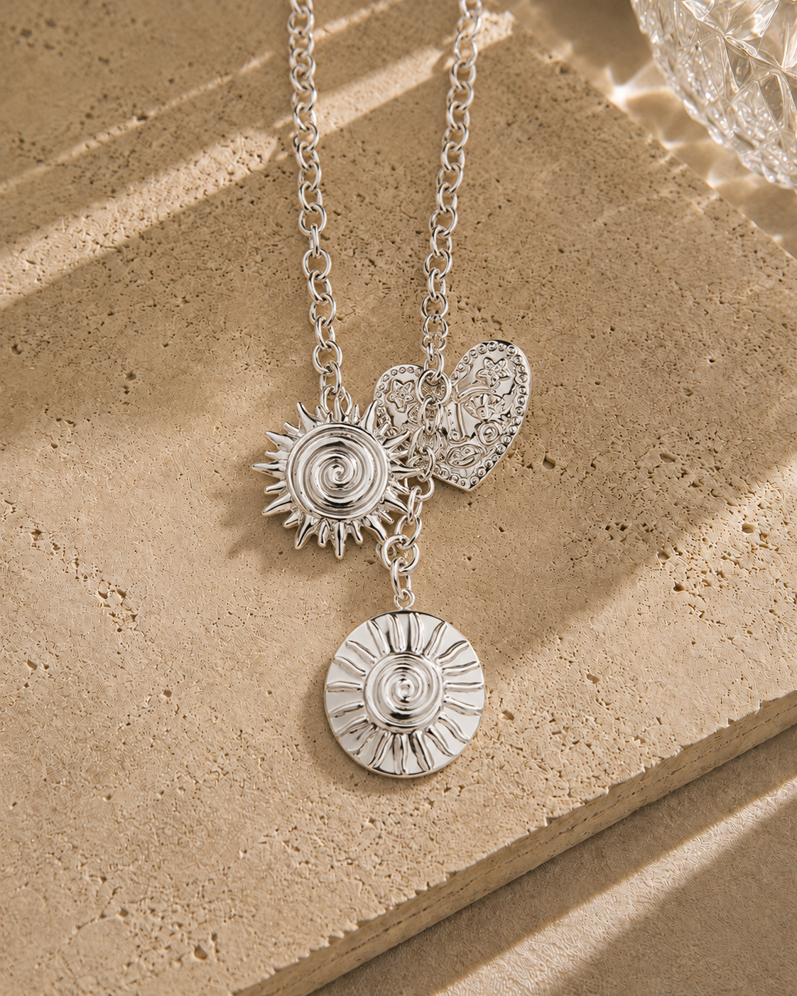 Collier charms cœur et soleil argenté – chaîne maille forçat avec soleil rayonnant spirale, cœur ciselé fleuri granulé et grande médaille soleil gravée en pendentif – Bijoux Incandescence