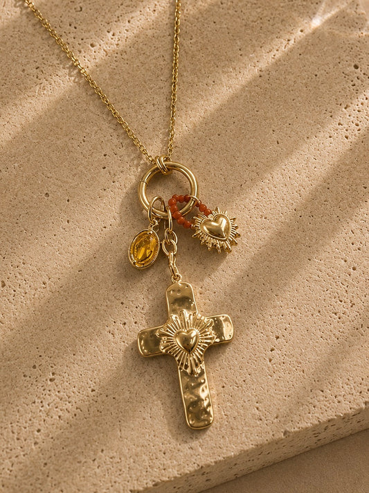 Détail collier charms croix et cœur doré – croix Sacré-Cœur martelée, médaillon Vierge Marie et cœur soleil sur perles corail – Bijoux Incandescence