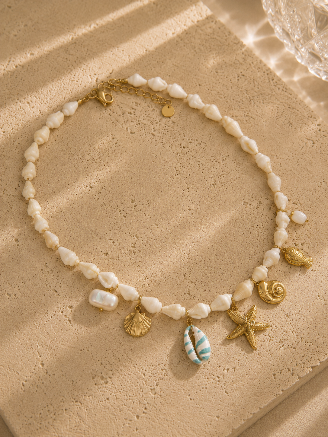 Collier maille coquillage – coquillages naturels blancs, étoile de mer dorée, cauris turquoise, coquille Saint-Jacques et poisson – Bijoux Incandescence