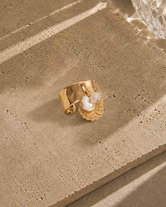 Bague charms coquille Saint-Jacques dorée – manchette martelée avec charm coquille et perles nacrées, ajustable – Bijoux Incandescence"