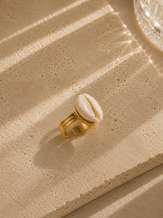 Bague coquillage cauris naturel doré – grand cauris blanc sur anneau large triple rang, style marin – Bijoux Incandescence