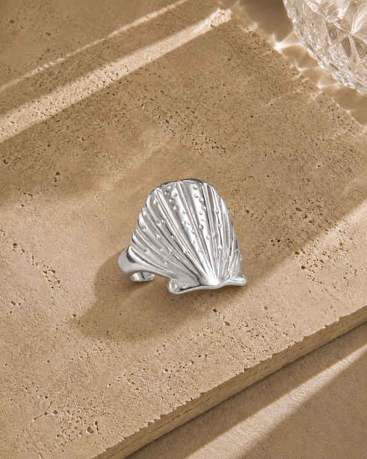 Bague coquille Saint-Jacques argentée en acier inoxydable – grande chevalière sculptée bombée avec cannelures fines et détails granulés en relief, anneau large ajustable – Bijoux Incandescence