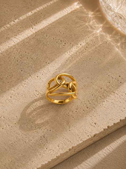 Bague entrelacée dorée – anneau large ajouré fils dorés en nœud sculptural, style architectural statement – Bijoux Incandescence