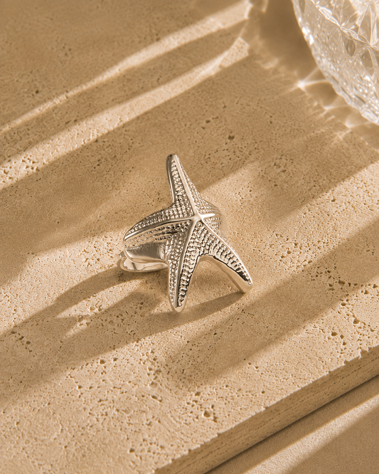 Bague étoile d'océan argentée en acier inoxydable – grande étoile de mer sculptée aux branches effilées entièrement texturées de micro-granules, anneau large ouvert ajustable – Bijoux Incandescence