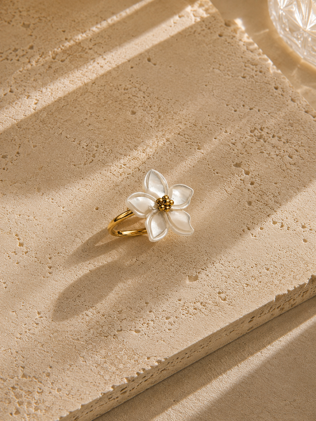 Bague fleur nacrée dorée – grande fleur 5 pétales nacre blanche et cœur granulé doré, anneau ajustable – Bijoux Incandescence