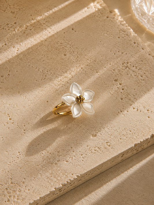 Bague fleur nacrée dorée – grande fleur 5 pétales nacre blanche et cœur granulé doré, anneau ajustable – Bijoux Incandescence