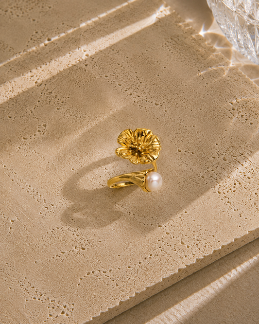 Bague fleur perlée dorée en acier inoxydable – fleur sculptée avec tige et perle blanche nacrée, bague ouverte ajustable – Bijoux Incandescence