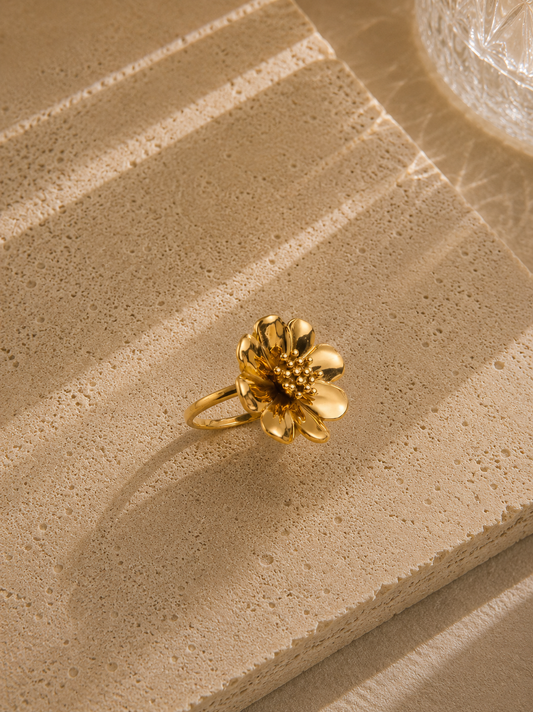 Bague fleur vintage dorée – grande fleur bombée pétales lisses et cœur granulé, anneau ajustable, style rétro – Bijoux Incandescence