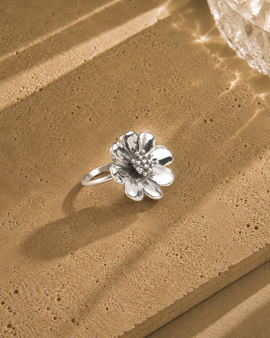 Bague florale argentée en acier inoxydable – fleur à 6 pétales bombés lisses et cœur granulé en relief, anneau fin ouvert ajustable, style fleur de cerisier – Bijoux Incandescence