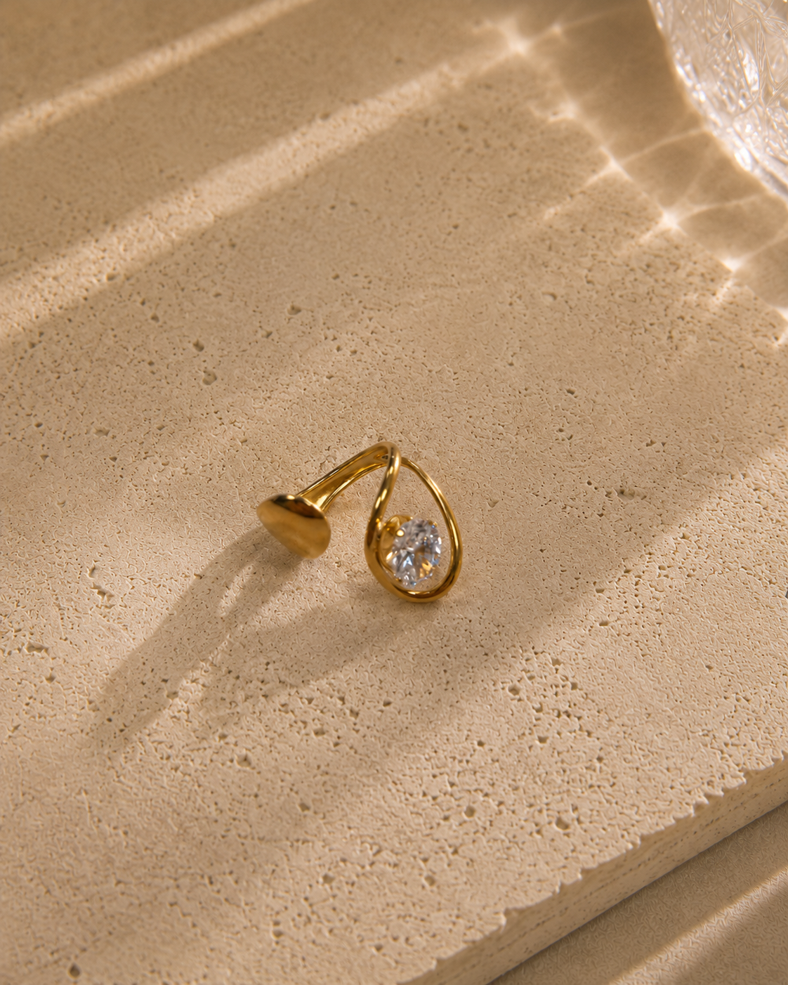 Bague goutte strass dorée en acier inoxydable – fil fin formant une goutte avec strass rond serti flottant, bague ajustable minimaliste – Bijoux Incandescence