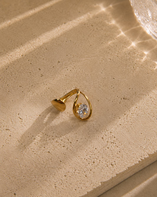 Bague goutte strass dorée en acier inoxydable – fil fin formant une goutte avec strass rond serti flottant, bague ajustable minimaliste – Bijoux Incandescence