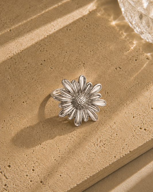 Bague marguerite argentée en acier inoxydable – grande fleur sculptée pétales allongés ciselés et cœur granulé en relief, anneau ouvert ajustable – Bijoux Incandescence