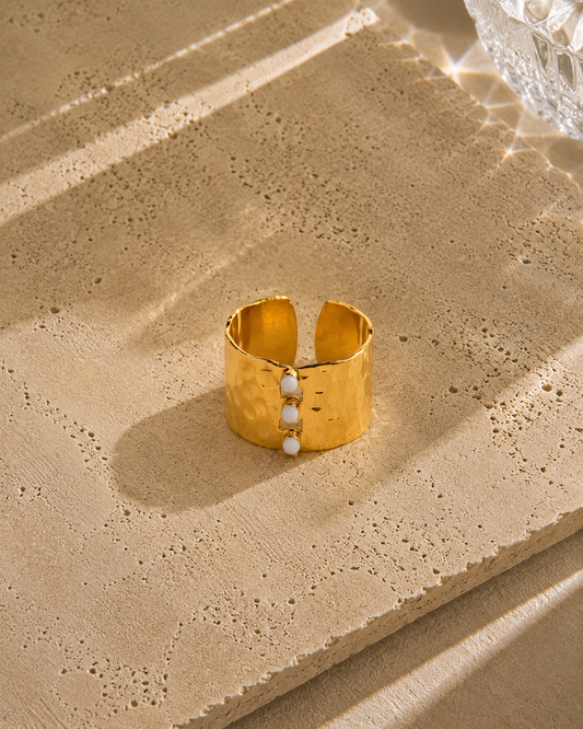 Bague martelée large dorée en acier inoxydable – manchette ouverte texturée avec trois points d'émail blanc, ajustable – Bijoux Incandescence