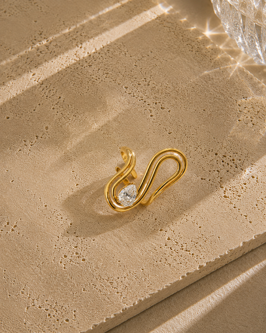 Bague ondulée dorée en acier inoxydable – design sculptural en S avec cristal poire serti, bague ajustable – Bijoux Incandescence
