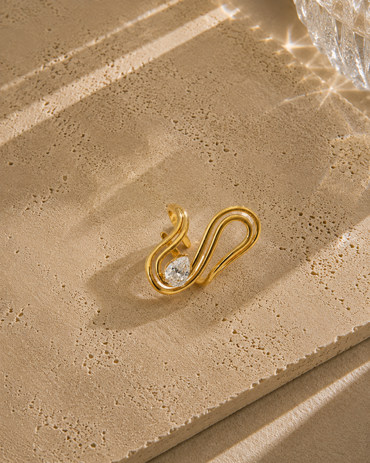 Bague ondulée dorée en acier inoxydable – design sculptural en S avec cristal poire serti, bague ajustable – Bijoux Incandescence
