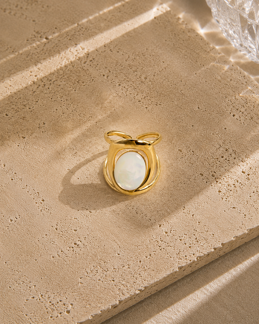 Bague pierre nacrée ovale dorée – chevalière ouverte avec cabochon nacre blanche irisée, ajustable – Bijoux Incandescence