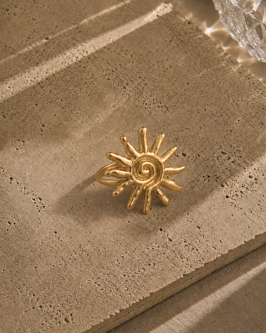 Bague soleil spirale dorée en acier inoxydable – grande bague sculptée rayons organiques et centre spirale, ajustable, style solaire – Bijoux Incandescence
