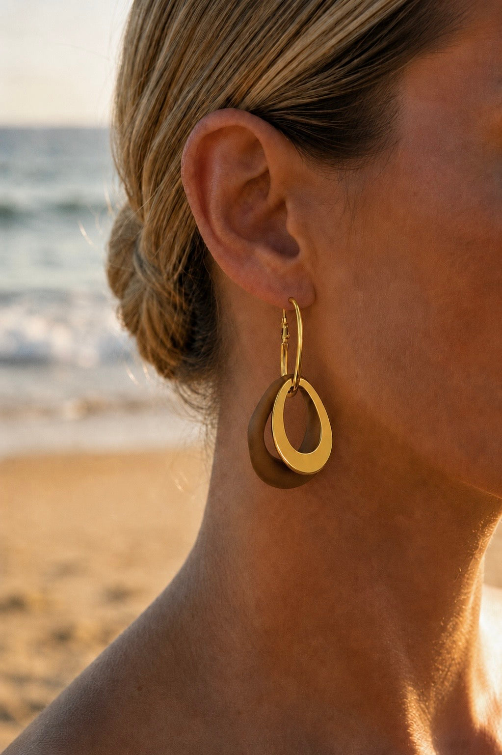 Boucles d'oreilles anneau brun portées – créoles dorées avec anneau résine organique, style bohème contemporain – Bijoux Incandescence
