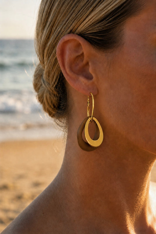 Boucles d'oreilles anneau brun portées – créoles dorées avec anneau résine organique, style bohème contemporain – Bijoux Incandescence