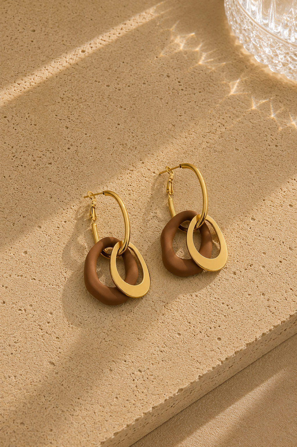 Boucles d'oreilles anneau brun en résine et acier inoxydable doré – créoles double anneau entrelacé style bohème chic – Bijoux Incandescence