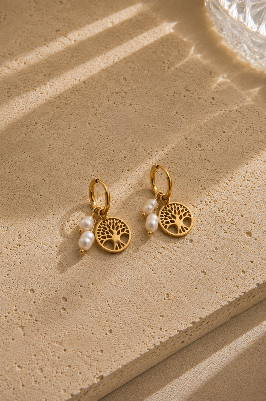 Boucles d'oreilles arbre de vie dorées en acier inoxydable – créoles avec médaillon ajouré et perles blanches nacrées – Bijoux Incandescence