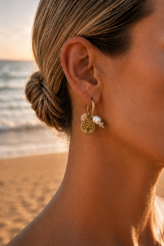 Boucles d'oreilles arbre de vie portées – créoles dorées avec pendentif médaillon symbolique et perles blanches – Bijoux Incandescence