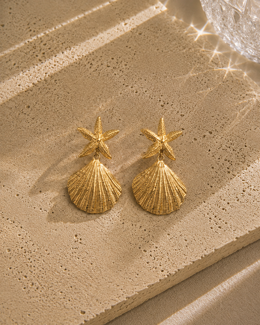 Boucles d'oreilles coquillage dorées en acier inoxydable – grandes boucles statement puce étoile de mer et pendentif coquille texturée – Bijoux Incandescence