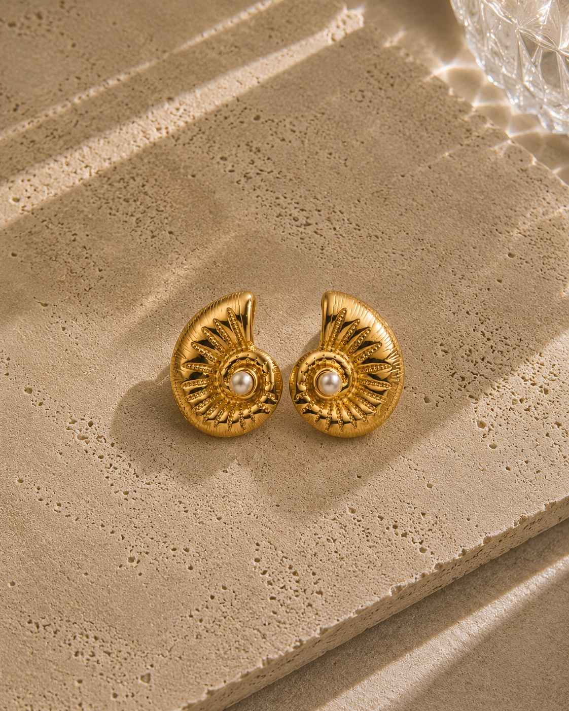 Boucles d'oreilles coquillage perlé dorées – grandes puces ammonite spirale sculptée avec perle centrale nacrée, acier inoxydable – Bijoux Incandescence