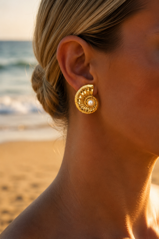Boucles d'oreilles coquillage perlé portées – puces ammonite dorées avec perle nacrée centrale, look marin luxe – Bijoux Incandescence