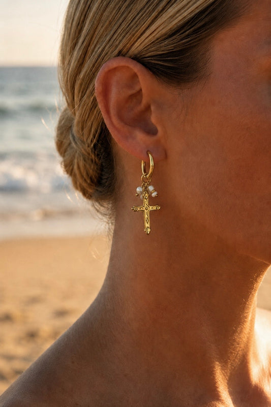 Boucles d'oreilles créole charms croix portées – créoles dorées avec croix ciselée et perle blanche, style délicat romantique – Bijoux Incandescence