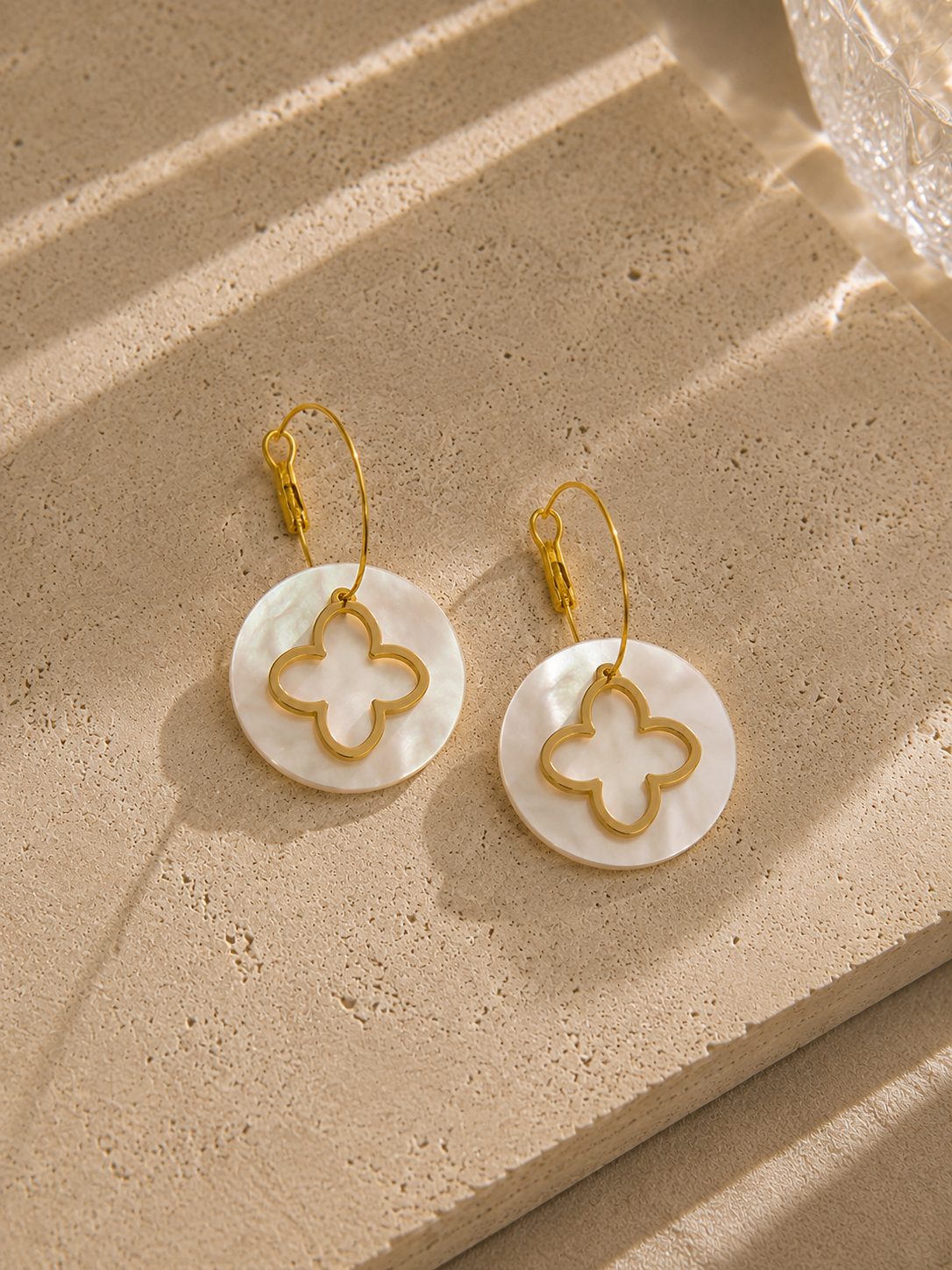 Boucles d'oreilles créole nacre trèfle doré – dormeuses avec pendentif disque nacre blanche et motif trèfle ajouré doré – Bijoux Incandescence