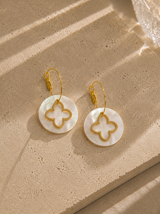 Boucles d'oreilles créole nacre trèfle doré – dormeuses avec pendentif disque nacre blanche et motif trèfle ajouré doré – Bijoux Incandescence