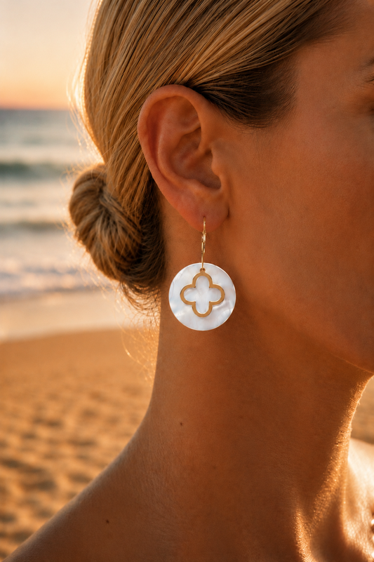 Boucles d'oreilles créole nacre trèfle portées – dormeuses dorées avec disque nacre blanche et trèfle doré, style luxe accessible – Bijoux Incandescence