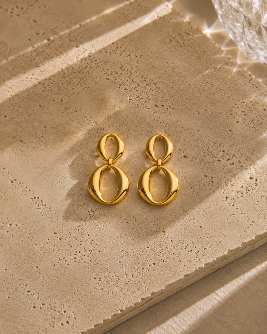 Boucles d'oreilles double anneaux dorées en acier inoxydable – deux anneaux ovales polis superposés, design géométrique élégant – Bijoux Incandescence