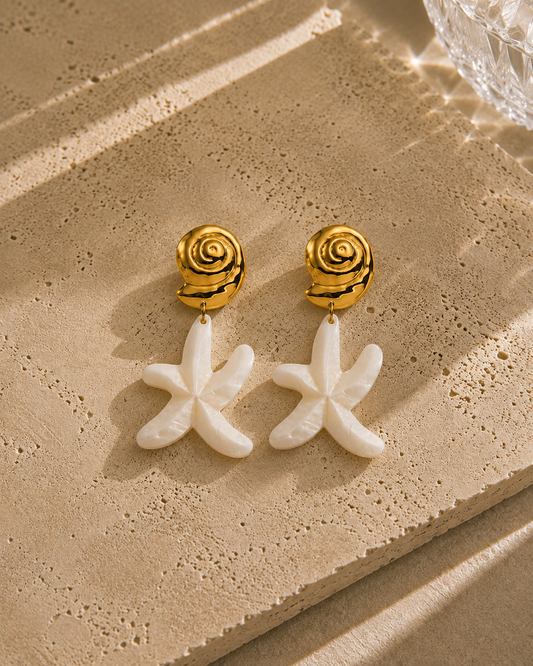Boucles d'oreilles étoile de mer blanche nacrée – puces coquillage spirale dorées en acier inoxydable, style marin estival – Bijoux Incandescence