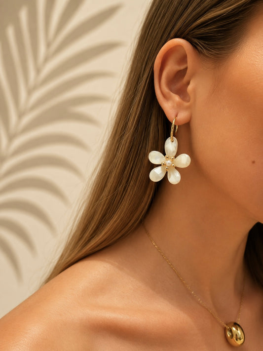 Boucles d'oreilles fleur écru portées – créoles dorées avec grande fleur résine écru et perles blanches, style bohème romantique – Bijoux Incandescence