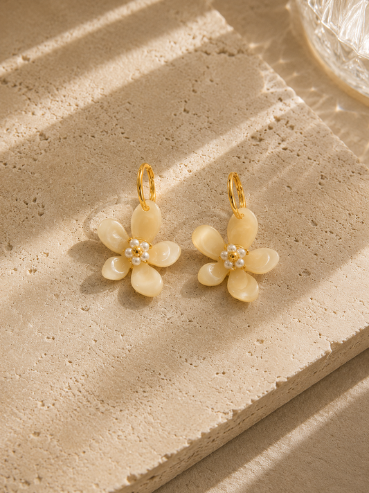 Boucles d'oreilles fleur écru en résine – créoles dorées avec pendentif grande fleur écru translucide et cœur de perles blanches – Bijoux Incandescence