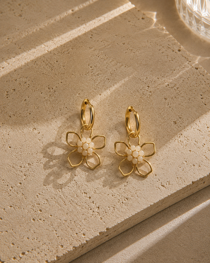 Boucles d'oreilles fleur perlée dorées en acier inoxydable – pétales fins et cœur orné de perles blanches – Bijoux Incandescence