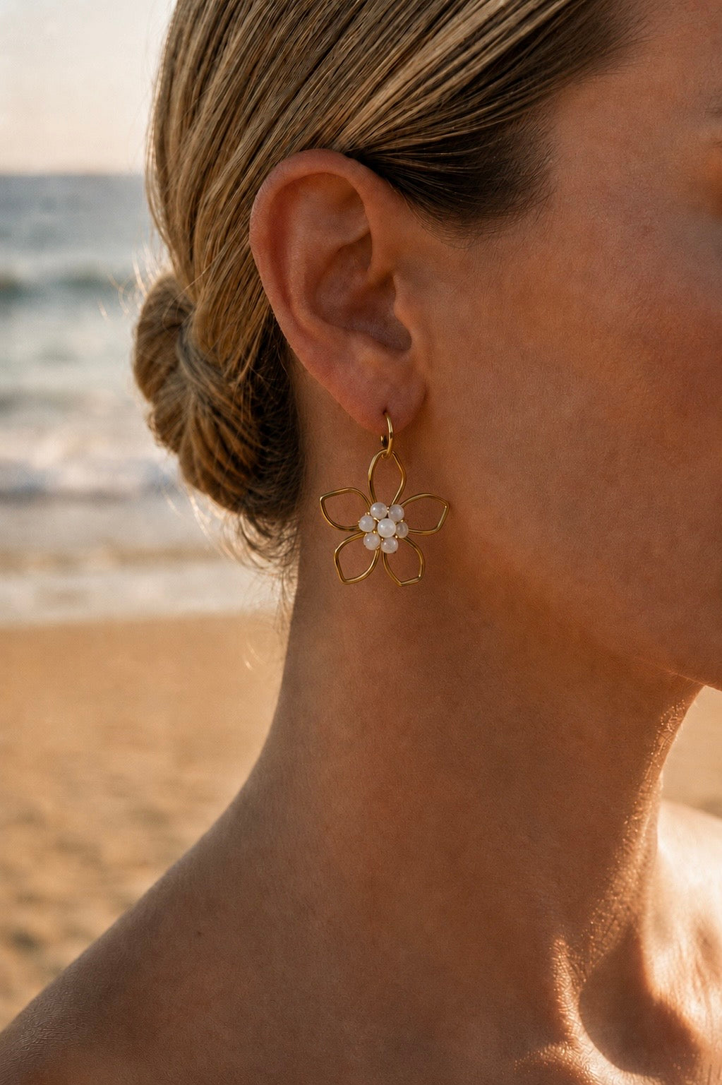 Boucles d'oreilles fleur perlée portées – créoles dorées avec pendentif fleur et perles blanches – Bijoux Incandescence
