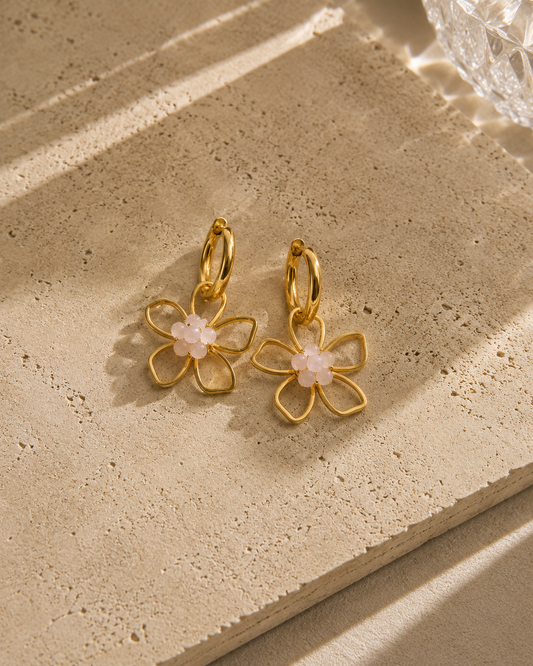 Boucles d'oreilles fleur rosée dorées en acier inoxydable – pétales fins et cœur orné de perles roses – Bijoux Incandescence